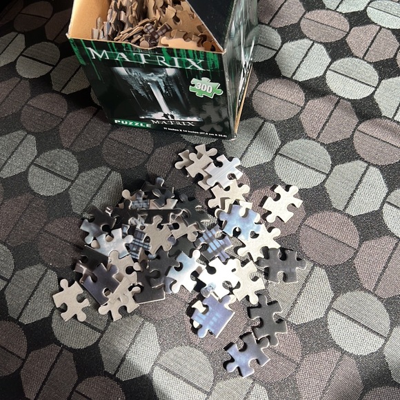 THE MATRIX 300 Piece Puzzle 11 inches x 14 inches - Picture 2 of 12